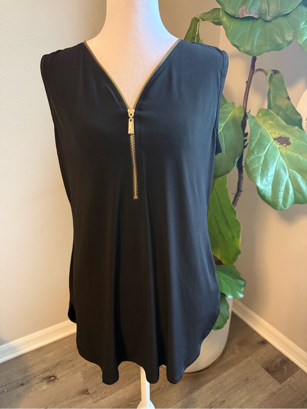 JM Collection Black Sleeveless V-Neck Tank with Gold Zip